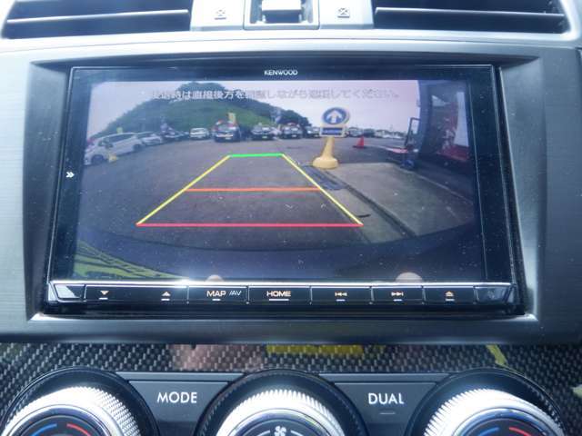 【バックカメラ】駐車時に後方がリアルタイム映像で確認できます。大型商業施設や立体駐車場での駐車時や、夜間のバック時に大活躍！運転スキルに関わらず、今や必須となった装備のひとつです！