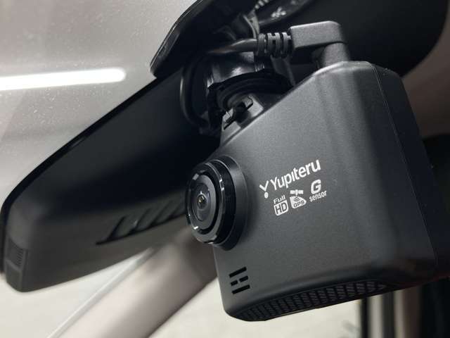 映像・音声などを記録する自動車用の車載装置です。　もしもの事故の際の記録はもちろん、旅行の際の思い出としてドライブの映像を楽しむことができますよ。