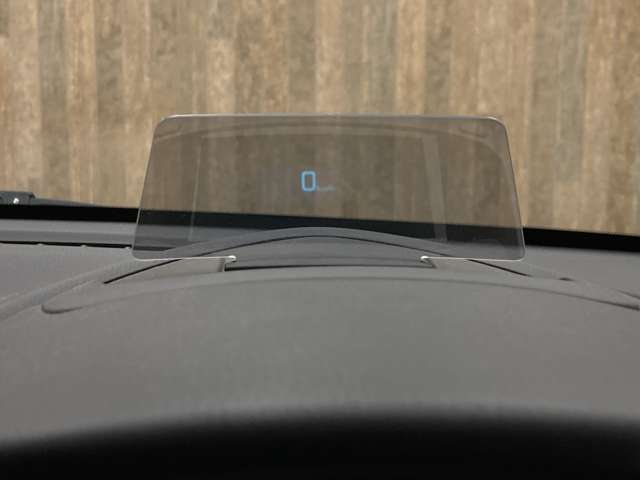 運転に必要な情報をフロントガラスの視野内に投影するものとなっています。車速のほかにナビと連携したルート案内など様々な情報をワイドに表示できます。