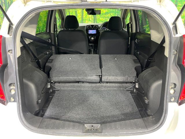 普段のお買い物や通勤、送迎等に十分な荷室スペースを確保しております。セカンドシートを倒すと、大きな荷物の積載も可能です♪