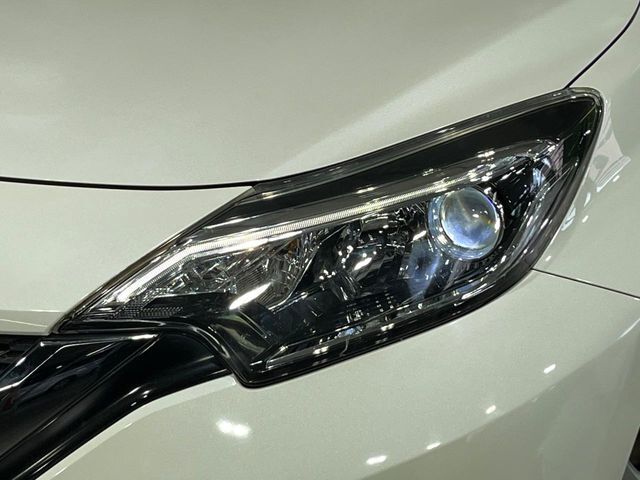 【LEDヘッドライト】悪天候や夜間走行時も良好な視界を確保し安心して運転できる高輝度LEDヘッドライトを装備！点灯速度が早く、消費電力も抑えられています。