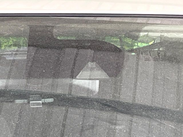 【エマージェンシーブレーキ】走行中に前方の車両等を認識し、衝突しそうな時は警報とブレーキで衝突回避と被害軽減をアシスト。より安全にドライブをお楽しみいただけます。