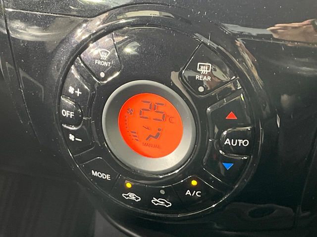 【オートエアコン】一度お好みの温度に設定すれば、車内の温度を検知し風量や温度を自動で調整。暑い…寒い…と何度もスイッチ操作をする必要はありません。快適な車内空間には必須の機能ですね♪