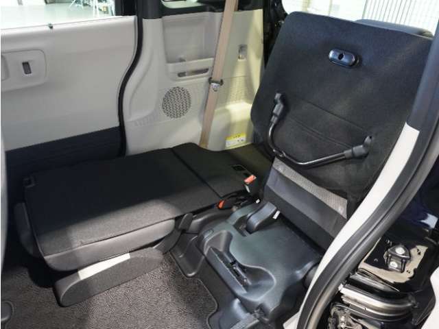 【チップアップ＆ダイブダウンシート】はね上げれば高さのある荷物、倒せば長い荷物も収まります。はね上げて、倒して変化するシートで使いやすさをアレンジ。