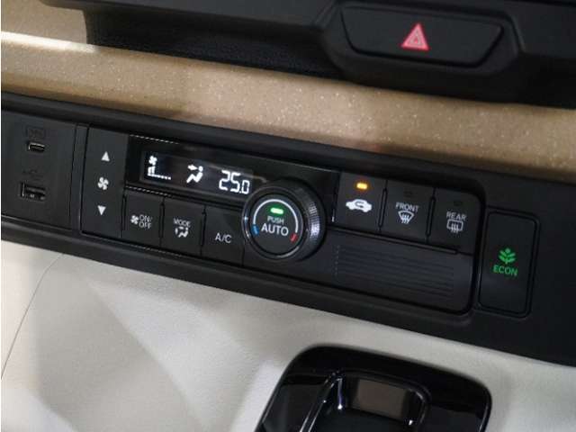 【オートエアコン】温度を設定すれば自動で快適な車内温度を保ちます。エアコン内部の高性能脱臭フィルターで車内のアレルゲンや花粉を除去。
