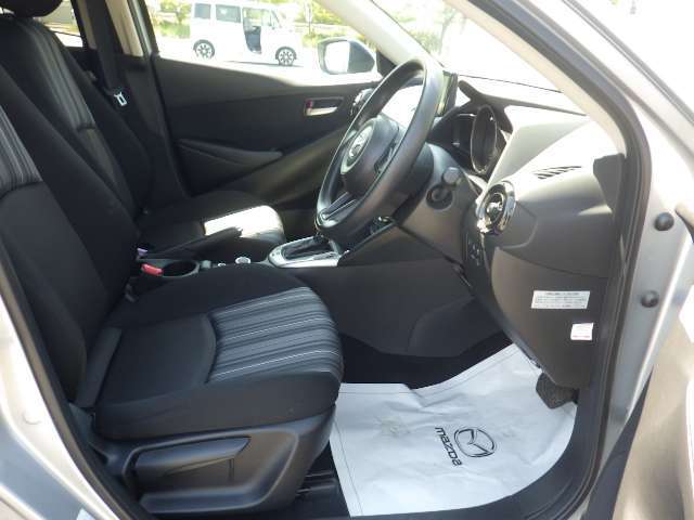 ドライバーの運転姿勢と快適性を追求したマツダのシートづくり。骨盤を安定させることで、ドライバーの自然な動きをサポートし、疲れにくいシートを実現しています。