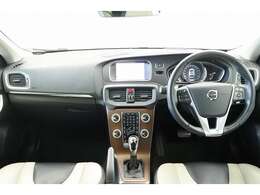 北欧家具同様にエレガントで落ち着きのある空間にデザインされたインテリアは車内を特別な空間に演出