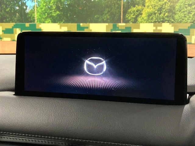 【10.25インチマツダコネクト】車内の雰囲気にマッチした大型ディスプレイ。スマホ接続でのナビ使用やBluetooth再生等、様々な機能が楽しめます。直感的なダイヤル操作が可能で、使い勝手も良好です。