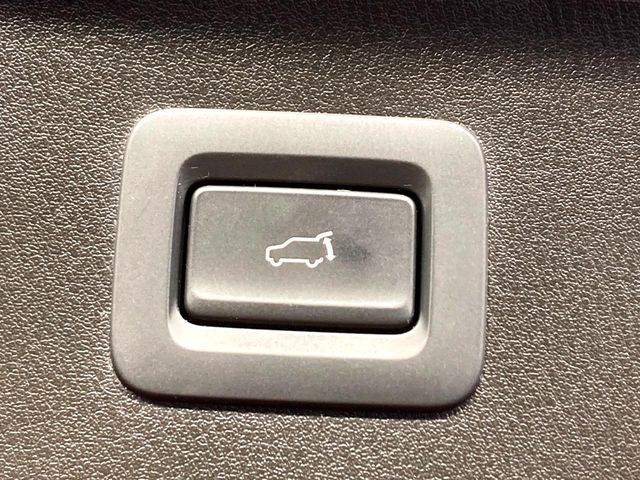 【パワーバックドア】スマートキーや運転席のボタンを押すだけでリアゲートが自動で開閉します！荷物を持っている時や、高い位置にあるバックドアを閉める際に便利な機能です♪