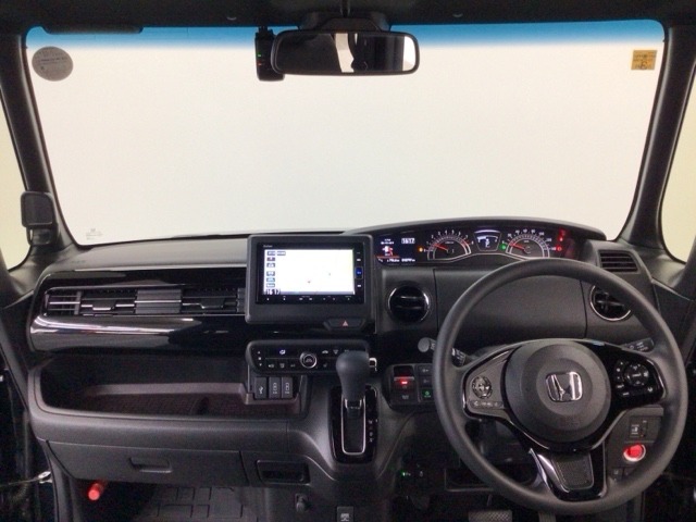 【前方視界】開放的な前方視界！運転がしやすく疲れにくいです♪窓が大きく、見通しがとっても良いおクルマですよ♪