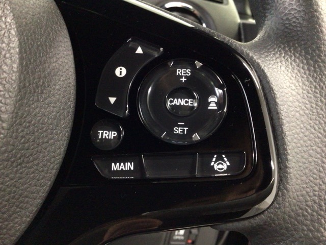 【アダプティブ・クルーズ・コントロール】予め設定した車速内でクルマが自動的に加減速。 前走車との適切な車間距離を維持しながら追従走行し、高速道路でのドライバーの疲労を軽減してくれる嬉しい機能付♪