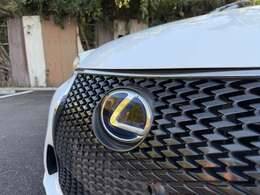 スピンドルグリルが高級感と繊細さを演出しています。