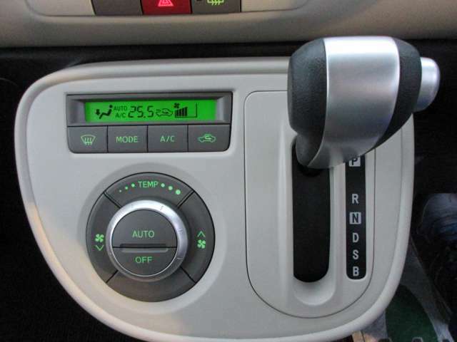 オートエアコン装備。温度設定だけで快適な車内に！