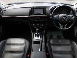 すっきりとしたアテンザセダンらしいデザインのダッシュ回り！フロントビューの視認性もよく運転しやすいと思います★