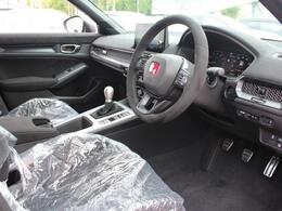 運転手をホールドしてくれるバケット型シートです！