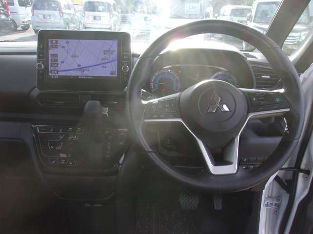 オーディオリモコンスイッチ＆ハンズフリースイッチ＆レーダークルーズコントロールスイッチ＆マルチインフォメーションディスプレイスイッチ＆パドルシフト付本革ステアリングホイール