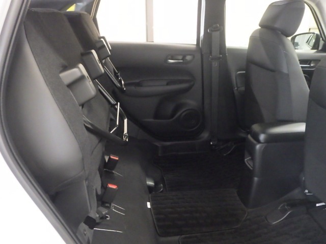 座面を跳ね上げれば、後席が背の高い空間に◎アイデア次第で使い方が広がります♪