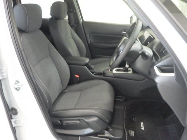 すわり心地の良い運転席・助手席です。長時間のドライブの疲れ軽減に貢献します。どうぞ快適なドライブを♪