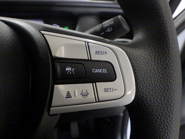 ハンドル右側にはクルーズコントロールのスイッチが装備され運転中の操作も安心して行えます！