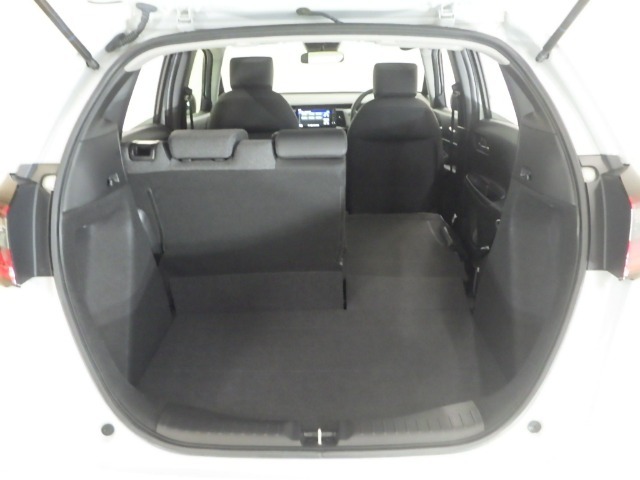 リアシートは6：4の分割可倒式で荷物に合わせて積み込み可能です★シートアレンジ次第でさまざまな大きさの荷物の積み込みが可能です♪