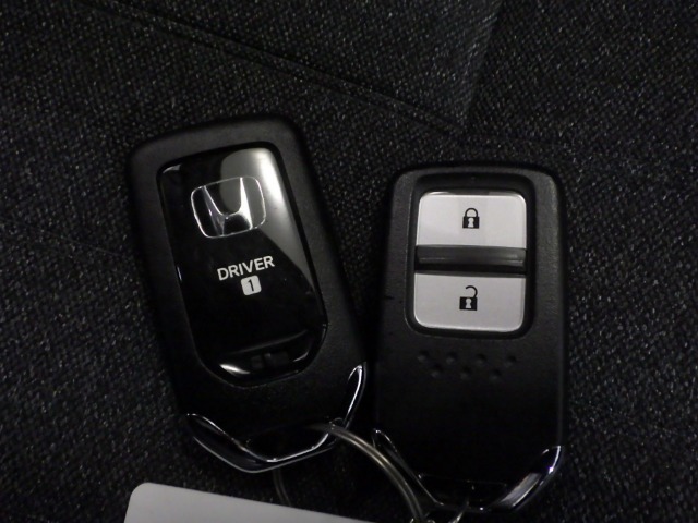 スマートキー付！キーを取り出さなくてもドアロックの施錠・開錠、エンジンの始動が出来ます！雨の日や荷物の多い日にとても便利ですね♪