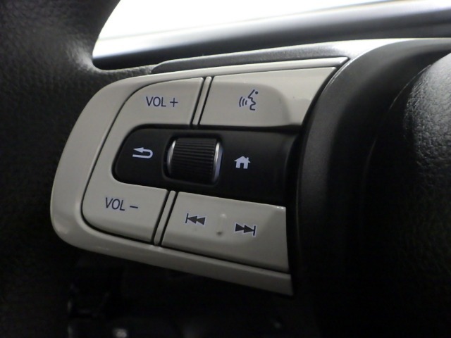 ハンドルにオーディオの操作スイッチが装備されています！視線を前方から外さずハンドルから手を離さずに操作できるのでとっても安全ですね♪