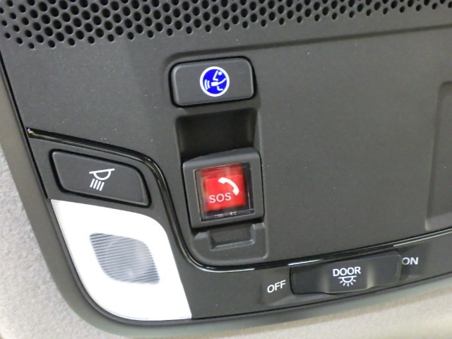 天井には緊急通報ボタンが装備されています。