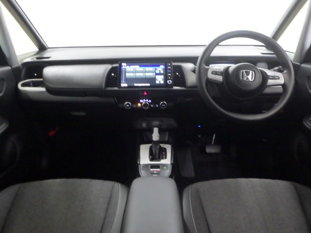 ドライバーを包み込むように、ディスプレーやスイッチ、コンソールを配置。座った瞬間から運転への期待が！空間そのものの心地よさにこだわっています。