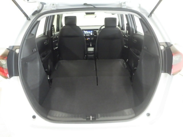 リアシートを倒せば広々荷室の出来上がり♪アレンジ次第でさまざまな荷物が積み込めますよ。