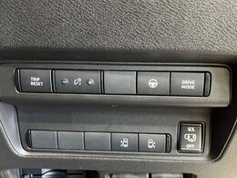 【ハンズフリー機能付き両側パワースライドドア】スライドドアの下に足先を入れてすぐ引くと、自動的にスライドドアが開閉します！荷物で両手がふさがった状態でも、ドアの開閉ができてとっても便利！