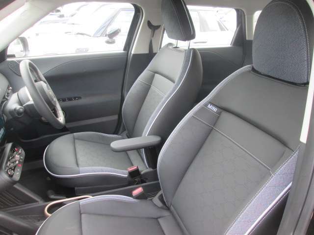 運転席・助手席にシートヒーター装備済でございます！