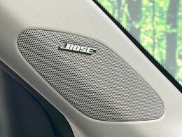 【BOSEサウンドシステム】メーカーオプションの高品位サウンドシステムを搭載。専用のチューニングが施された大小様々なスピーカーから良質なサウンドが奏でられ、臨場感あふれる音響空間を演出します。