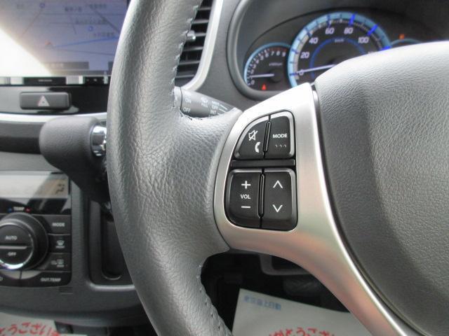 ステアリングには様々なスイッチが付いておりますので運転しながらの操作も楽ちんです♪