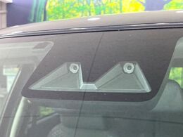 【スマートアシスト】走行中に前方の車両等を認識し、衝突しそうな時は警報とブレーキで衝突回避と被害軽減をアシスト。より安全にドライブをお楽しみいただけます。