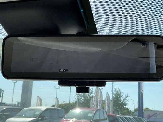 スマートルームミラー：車両後方のカメラ映像をミラーに映し出しので、車内の状況や、天候などに影響されず、いつでもクリアな後方視界が得られます。