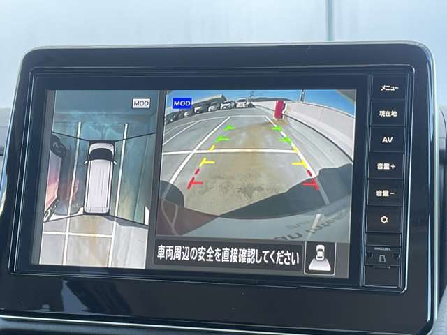 アラウンドビューモニターです。4つのカメラからの映像を合成・処理することで空から見下ろすような視点で周囲を確認でき、駐車時のクルマの位置確認がスムーズになります。