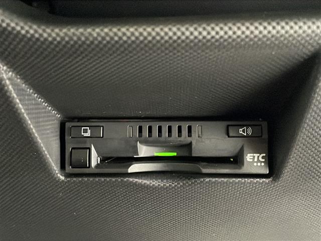【ETC】有料道路を利用する際に料金所で停止することなく通過できる、ETC車載器（ノンストップ自動料金収受システム機器）が装備されています。セットアップを行うことで利用可能になります。