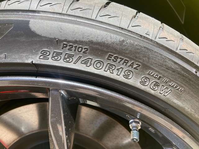 フロントタイヤはポテンザ255/40R19