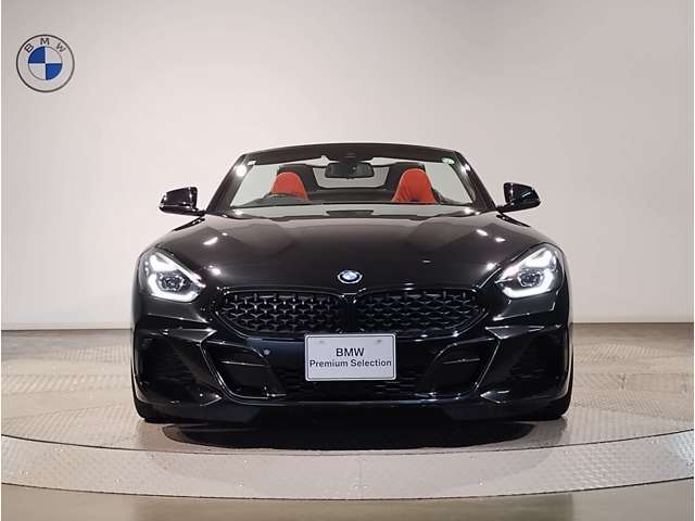 【BMWの伝統】BMWの特徴的な“キドニーグリル”は、80年以上続く伝統の形でございます。変わらないこだわりのデザインが、プレミアムブランド“BMW”を創り出します。