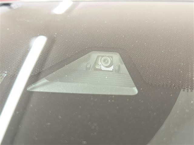 こちらドライブレコーダーの写真になります。昨今、車に必須な装備になってます！大事があったときにしっかり記録されていると安心。駐車監視機能がついている機種もありますので、盗難防止にも一役買ってます！