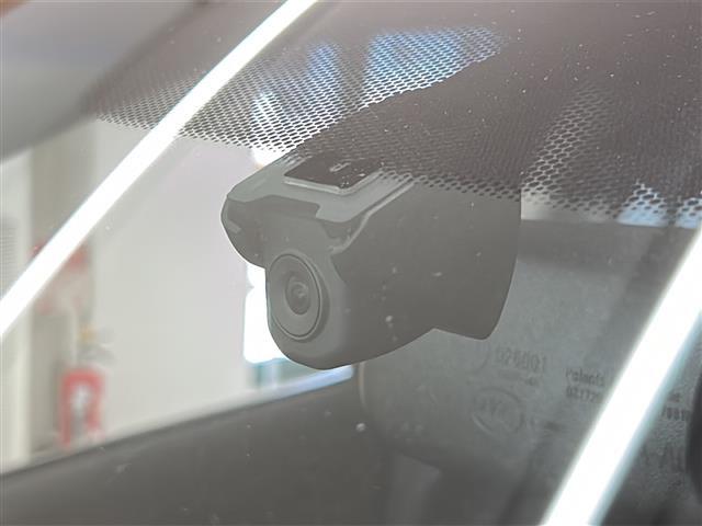 こちらドライブレコーダーの写真になります。昨今、車に必須な装備になってます！大事があったときにしっかり記録されていると安心。駐車監視機能がついている機種もありますので、盗難防止にも一役買ってます！