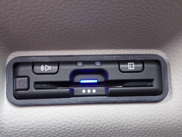 ■【ETC車載器】が装備されています。セットアップをしてお渡しとなり、ETCカードを差し込むだけで高速道路の利用が可能です。