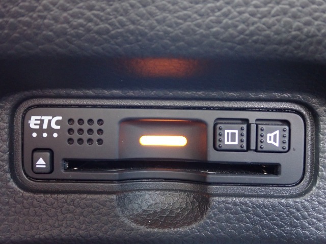 ■【ETC車載器】が装備されています。セットアップをしてお渡しとなり、ETCカードを差し込むだけで高速道路の利用が可能です。