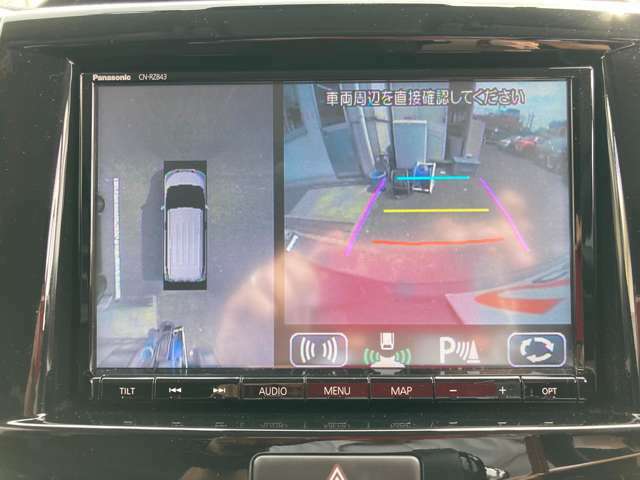 シフトレバーをRに入れると車輌周辺と車輌後方の映像に切り替わります。またバック駐車が苦手な方でもカメラがあるので停めやすくなります！