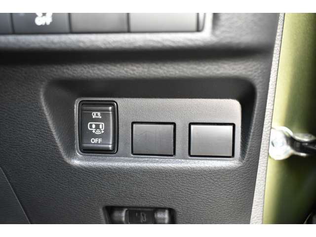 【助手席側ハンズフリーオートスライドドア】荷物などで両手がふさがっていても、スマートキーを携帯している状態で、助手席側スライドドアの下に足先をスッと入れてサッと引くだけで、ドアが自動で開閉します。