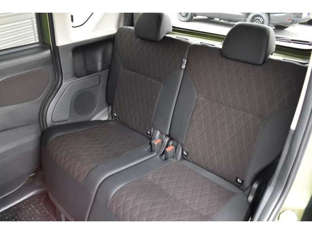 高いルーフで開放感タップリ！後席もスライド＆リクライニングできます！