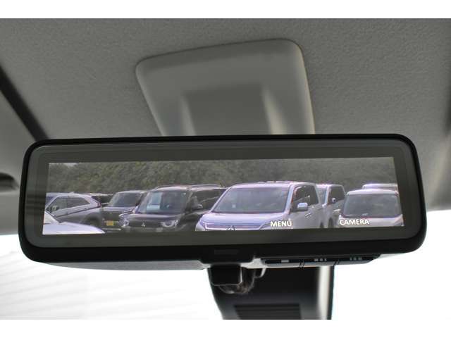 車内の状況や天候に関わらずクリアな後方視界を実現するデジタルルームミラーを装備！すっきりクリアな後方視界が得られます！