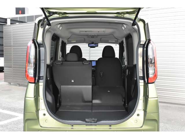 分割可倒式リヤシート。積む荷物にあわせて手軽にシートアレンジを楽しめます。