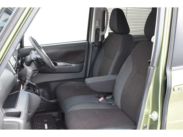 大きなベンチシートで足元もヒロビロ■大型シートで座り心地は快適♪中央には肘掛が付いてゆったりドライブ♪