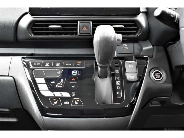 スイッチ操作で作動できる電動サイドブレーキを装備！また、信号待ちなどの停車時にブレーキペダルから足を離しても停車状態を維持することができるブレーキオートホールドスイッチも装備しています。